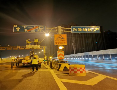 甘南郑州市北三环彩虹桥交通标志牌安装现场